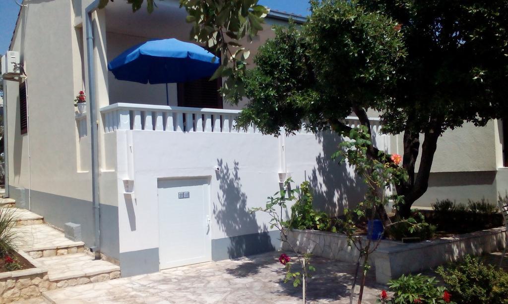 Apartment Basic Petrcane Esterno foto
